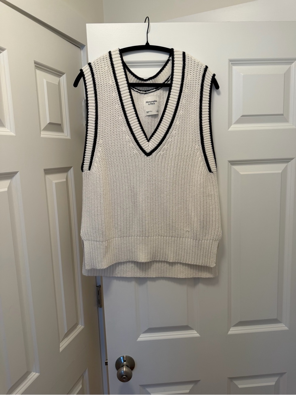 Abercrombie & Fitch White Knit V-Neck Sleeveless Sweater with Black Trim